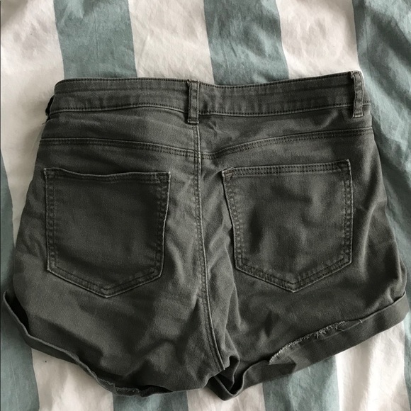 Kaki shorts - Picture 2 of 2